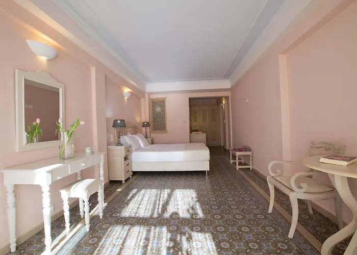 Red Tower Ξενοδοχείο 4*